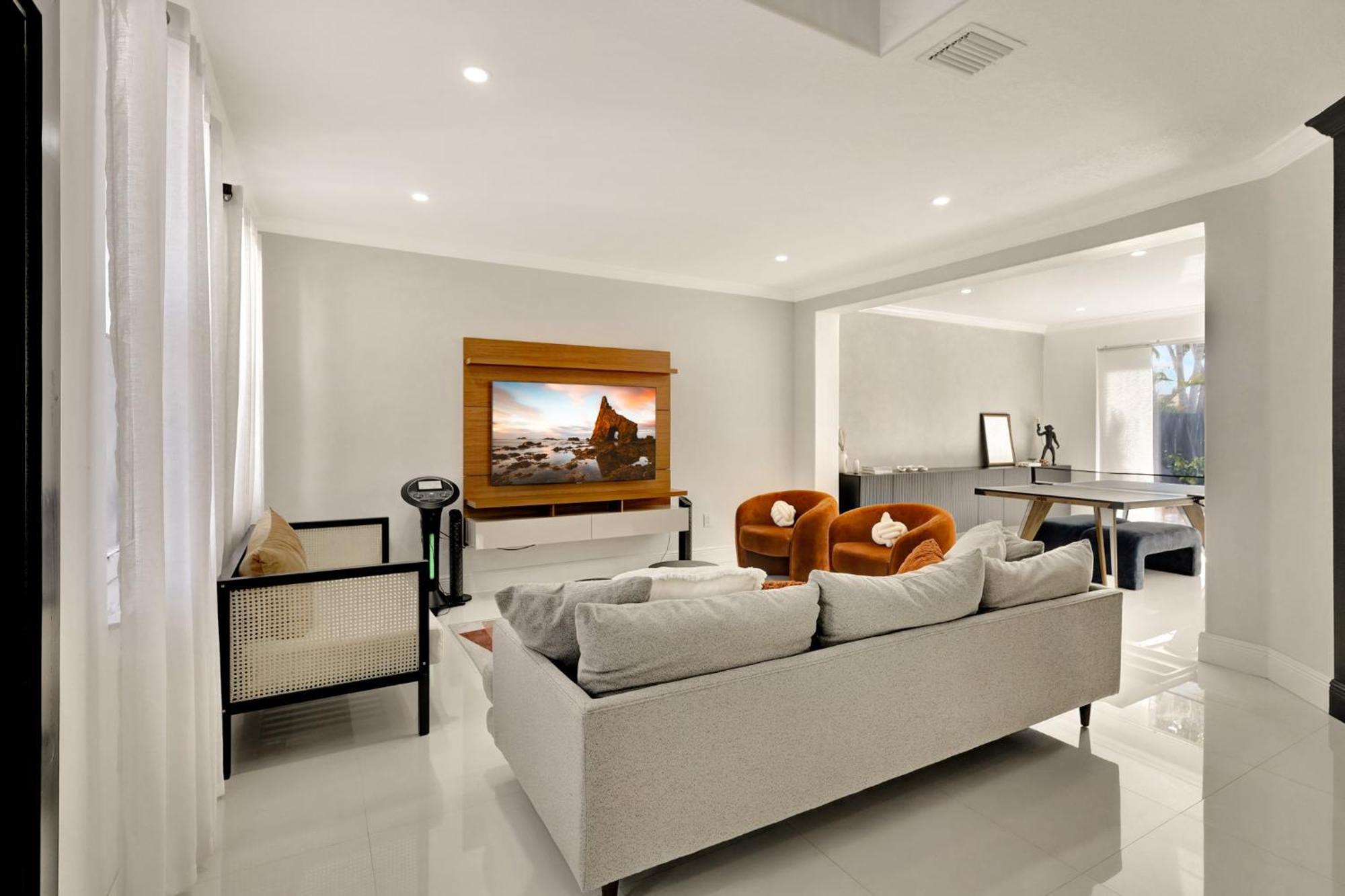 Luxe Pool, Bbq & Fire Pit - 5 Min To Dolphinmall Holiday home Miami