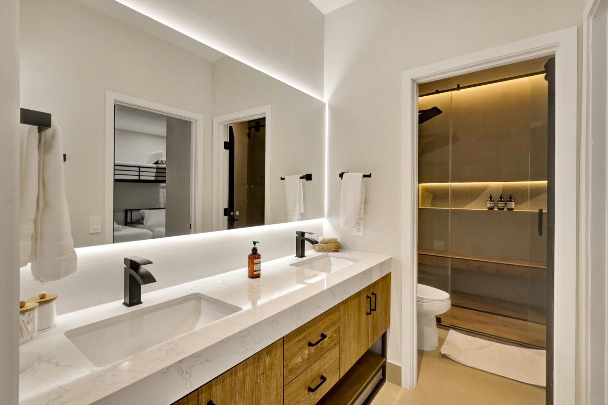 Luxe Pool, Bbq & Fire Pit - 5 Min To Dolphinmall Holiday home *