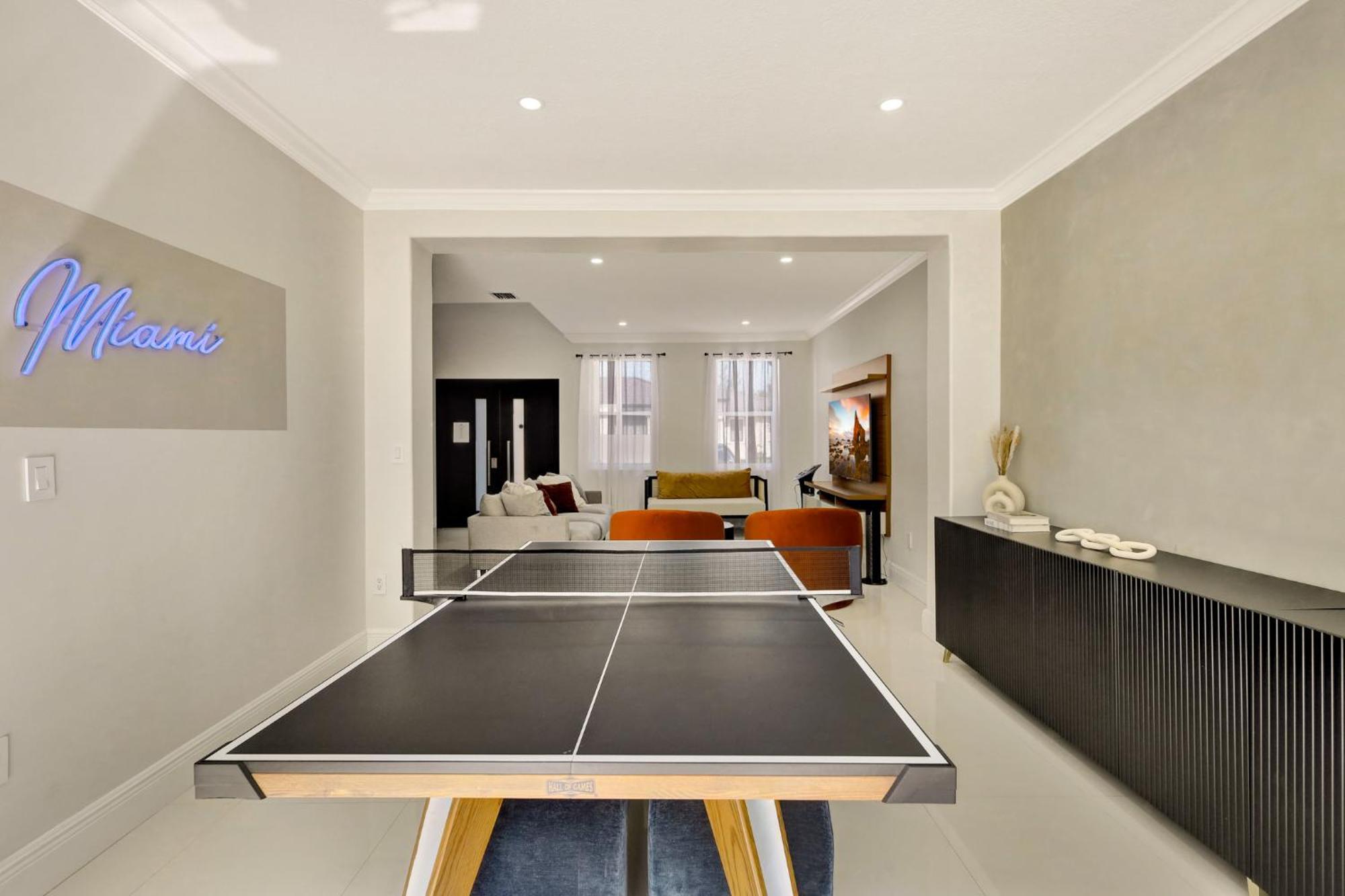 Luxe Pool, Bbq & Fire Pit - 5 Min To Dolphinmall Holiday home