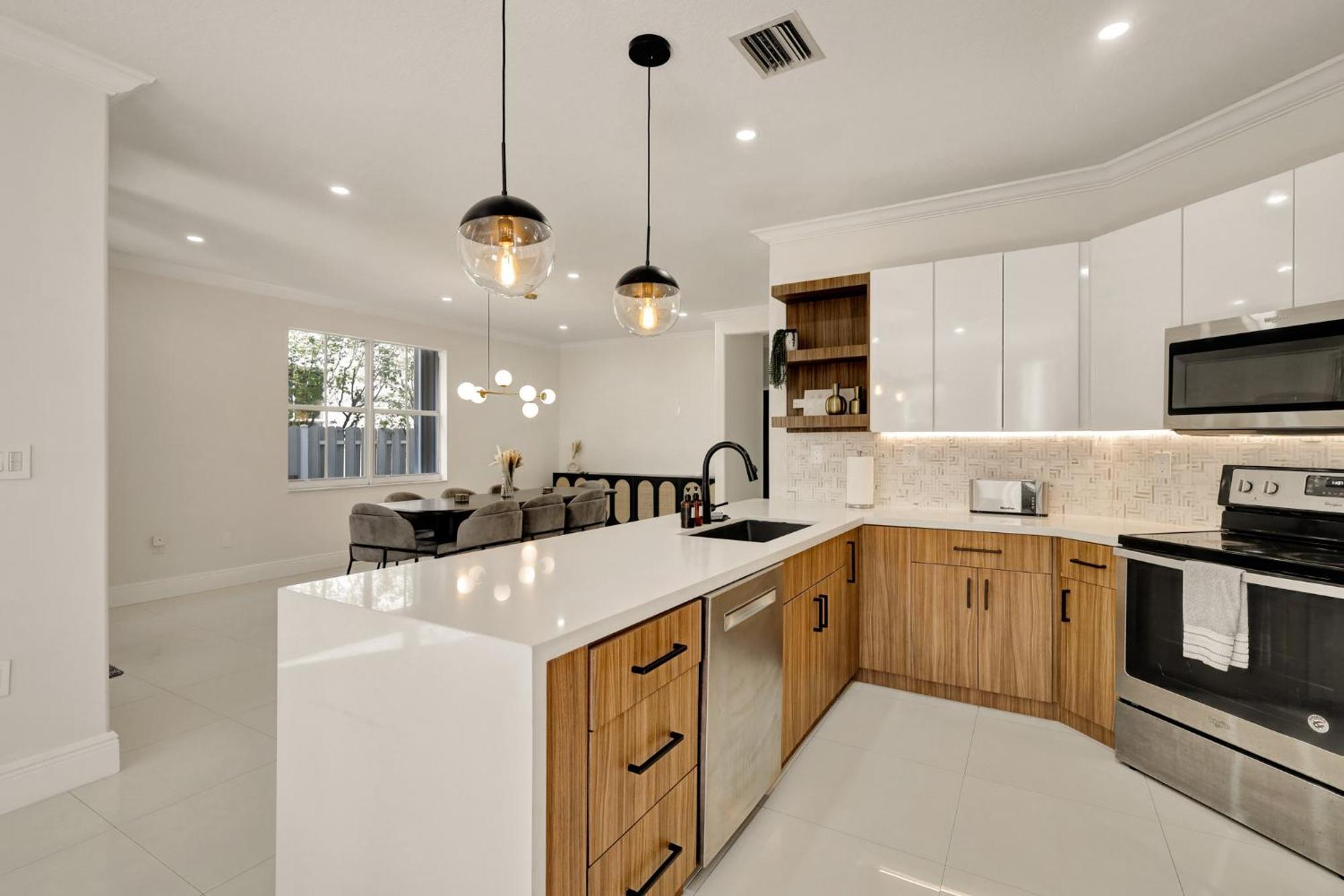 Luxe Pool, Bbq & Fire Pit - 5 Min To Dolphinmall *