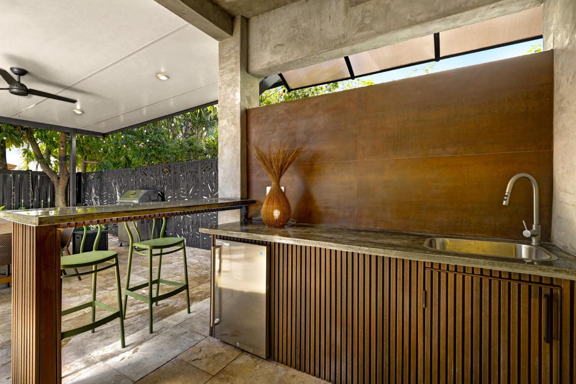 Luxe Pool, Bbq & Fire Pit - 5 Min To Dolphinmall Holiday home