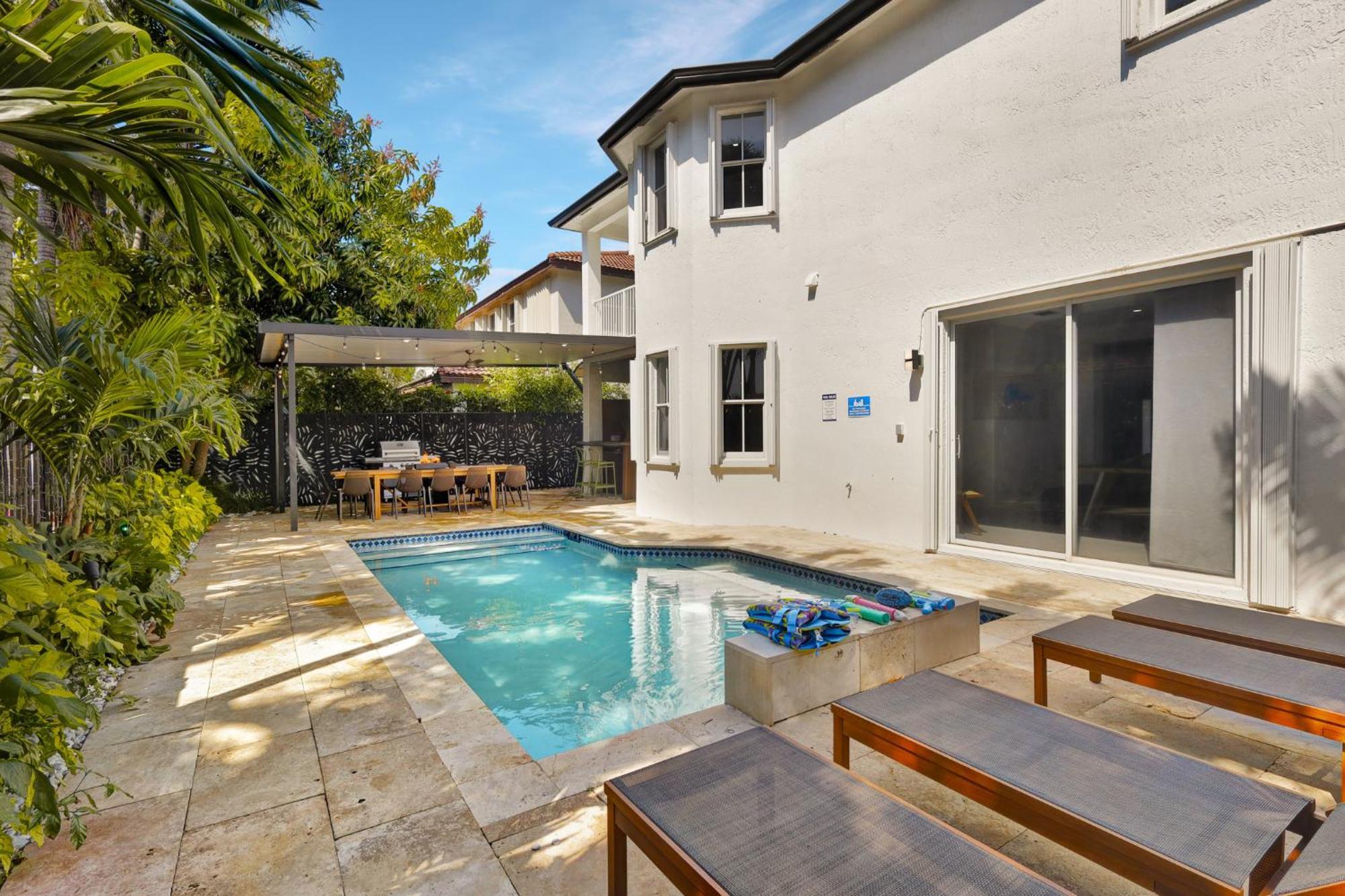 Luxe Pool, Bbq & Fire Pit - 5 Min To Dolphinmall Holiday home Miami