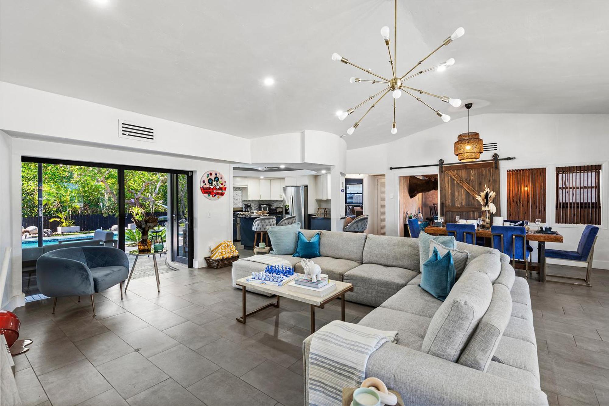 Entire Villa, North With Pool On Canal!