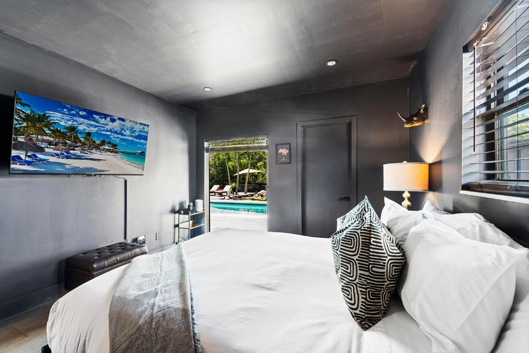 Entire Villa, North With Pool On Canal! * Miami