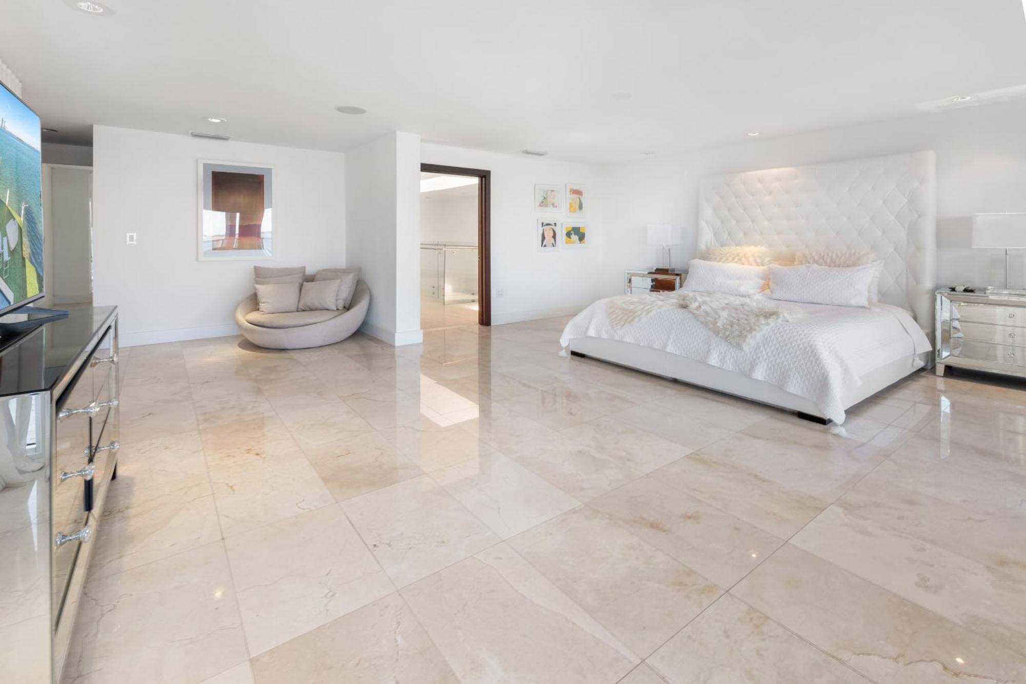 Experience Opulence Your Exclusive Waterfront Sanctuary In Villa Miami