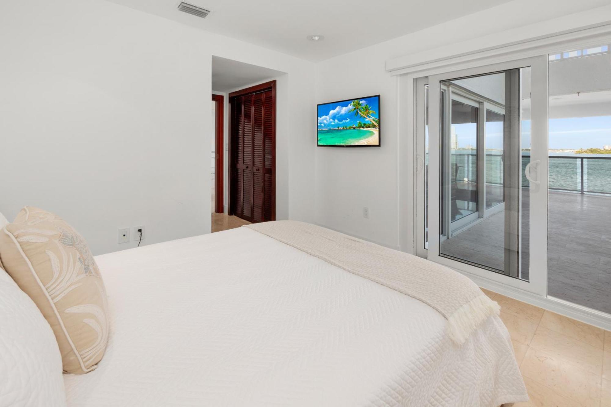 Experience Opulence Your Exclusive Waterfront Sanctuary In Villa Miami