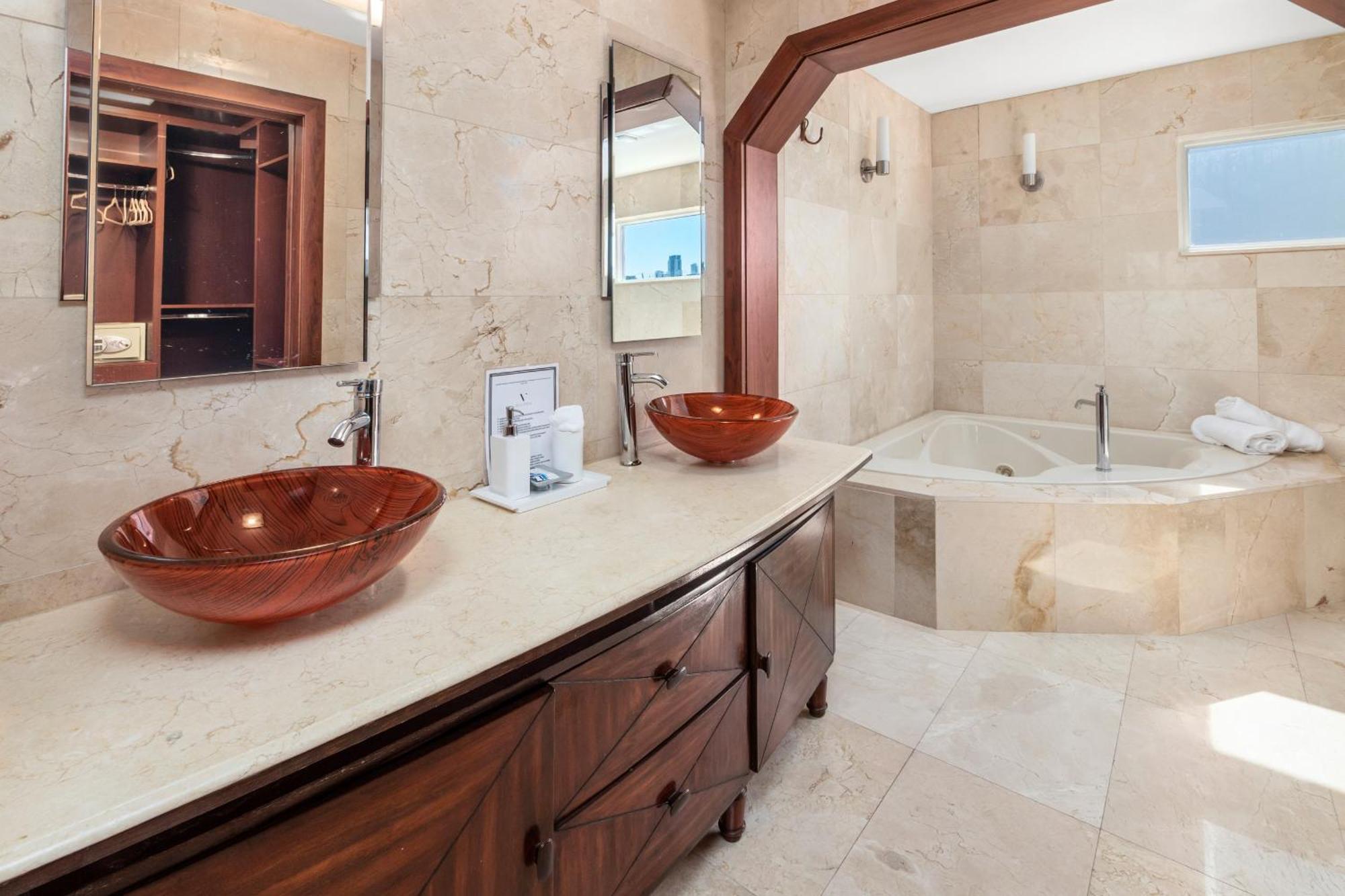 Villa Experience Opulence Your Exclusive Waterfront Sanctuary In Miami