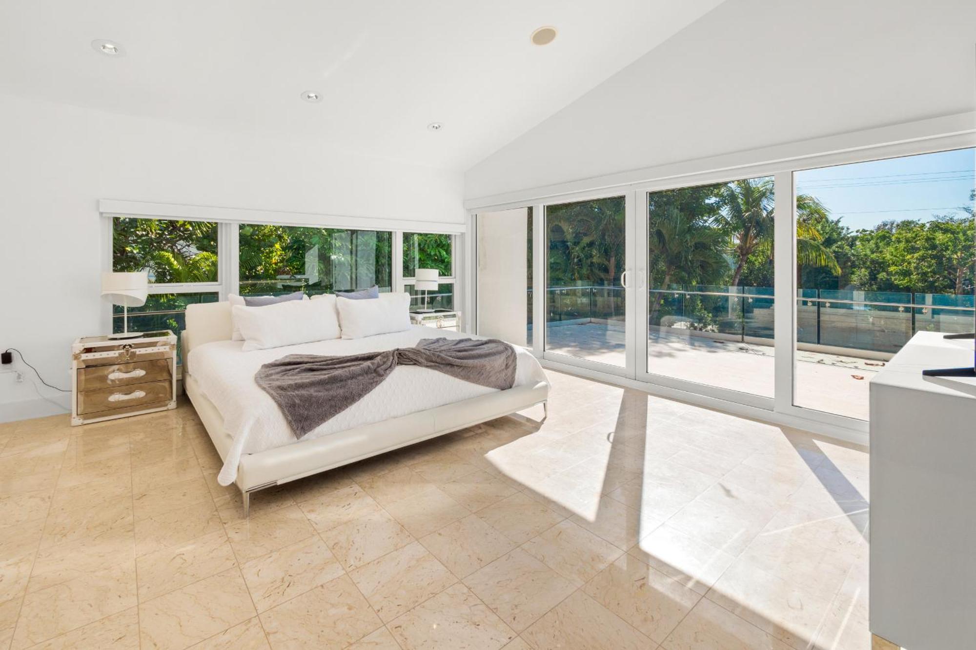 Experience Opulence Your Exclusive Waterfront Sanctuary In * Miami