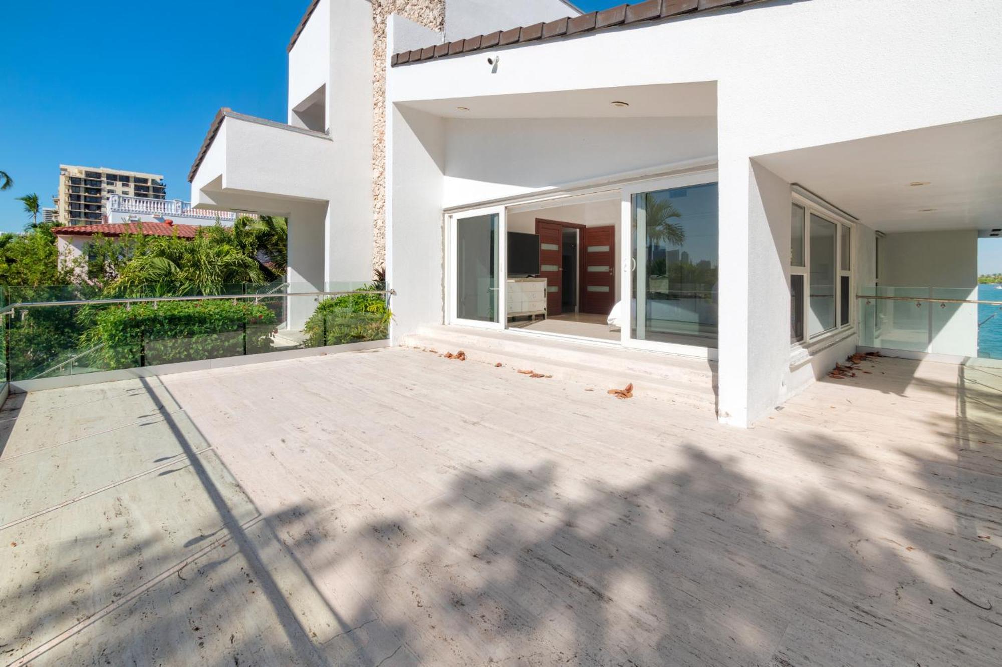 Villa Experience Opulence Your Exclusive Waterfront Sanctuary In Miami