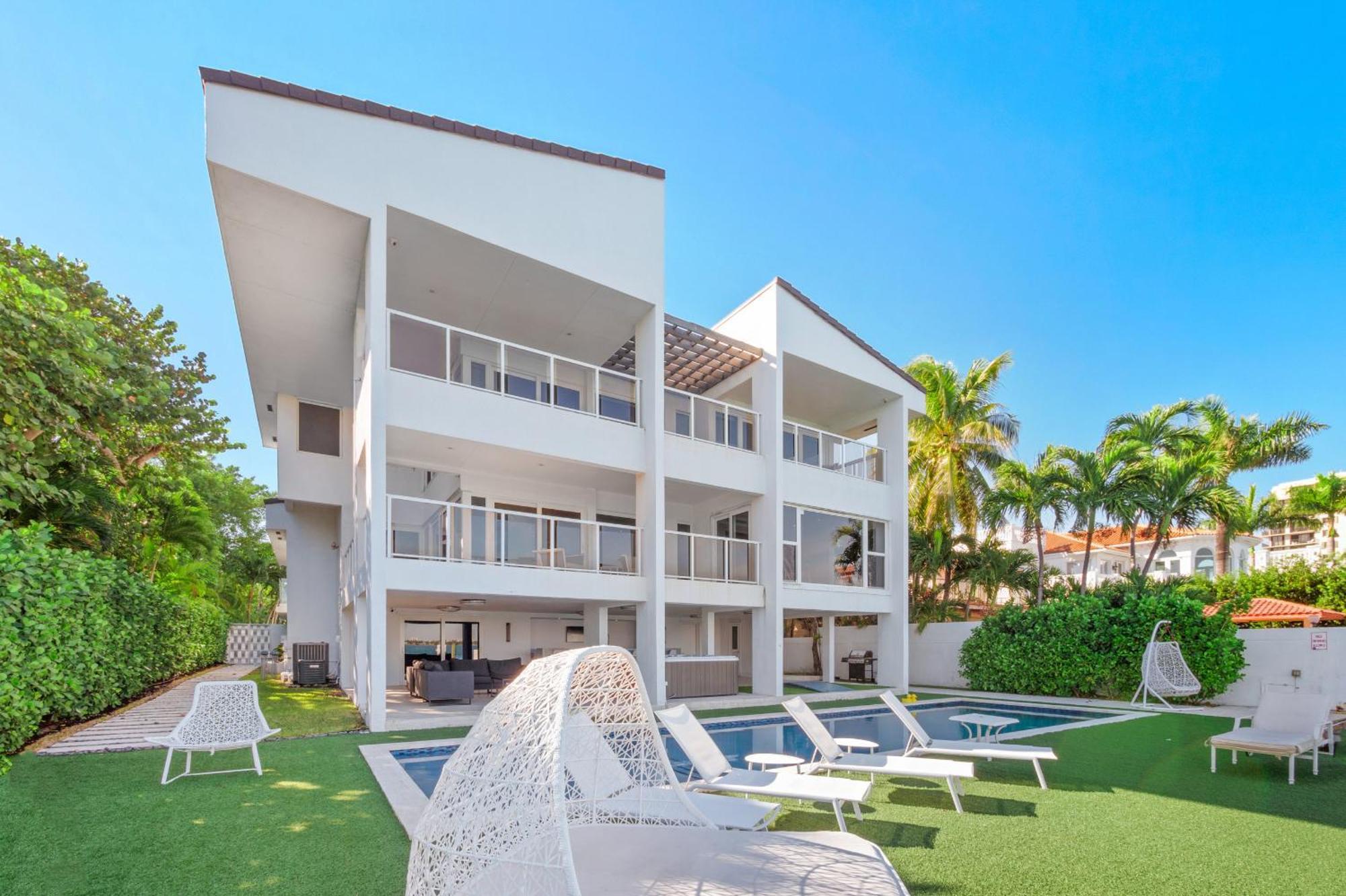 Experience Opulence Your Exclusive Waterfront Sanctuary In * Miami