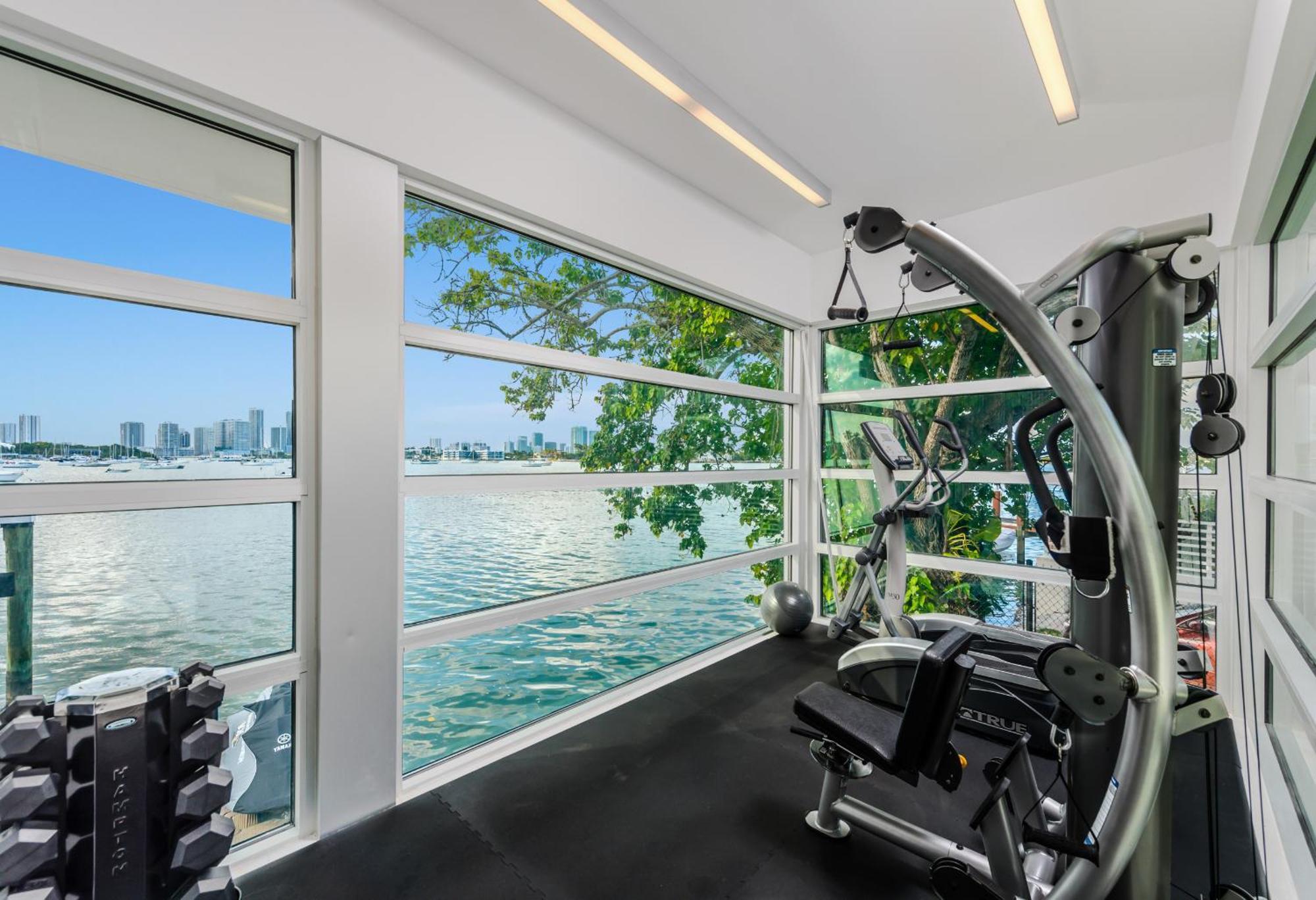 Indulge In Waterfront Elegance Your Ultra Luxury Estate Beckons! Villa *