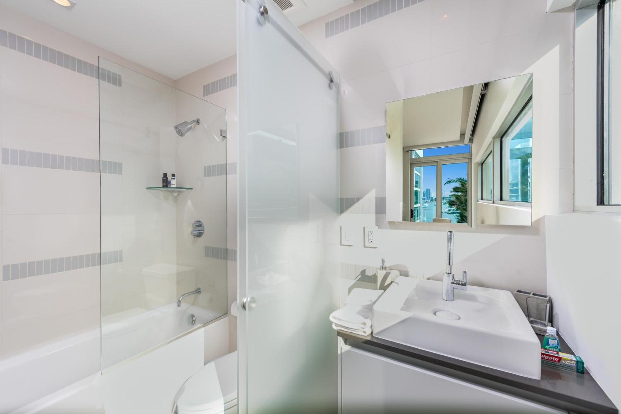 Indulge In Waterfront Elegance Your Ultra Luxury Estate Beckons! Villa