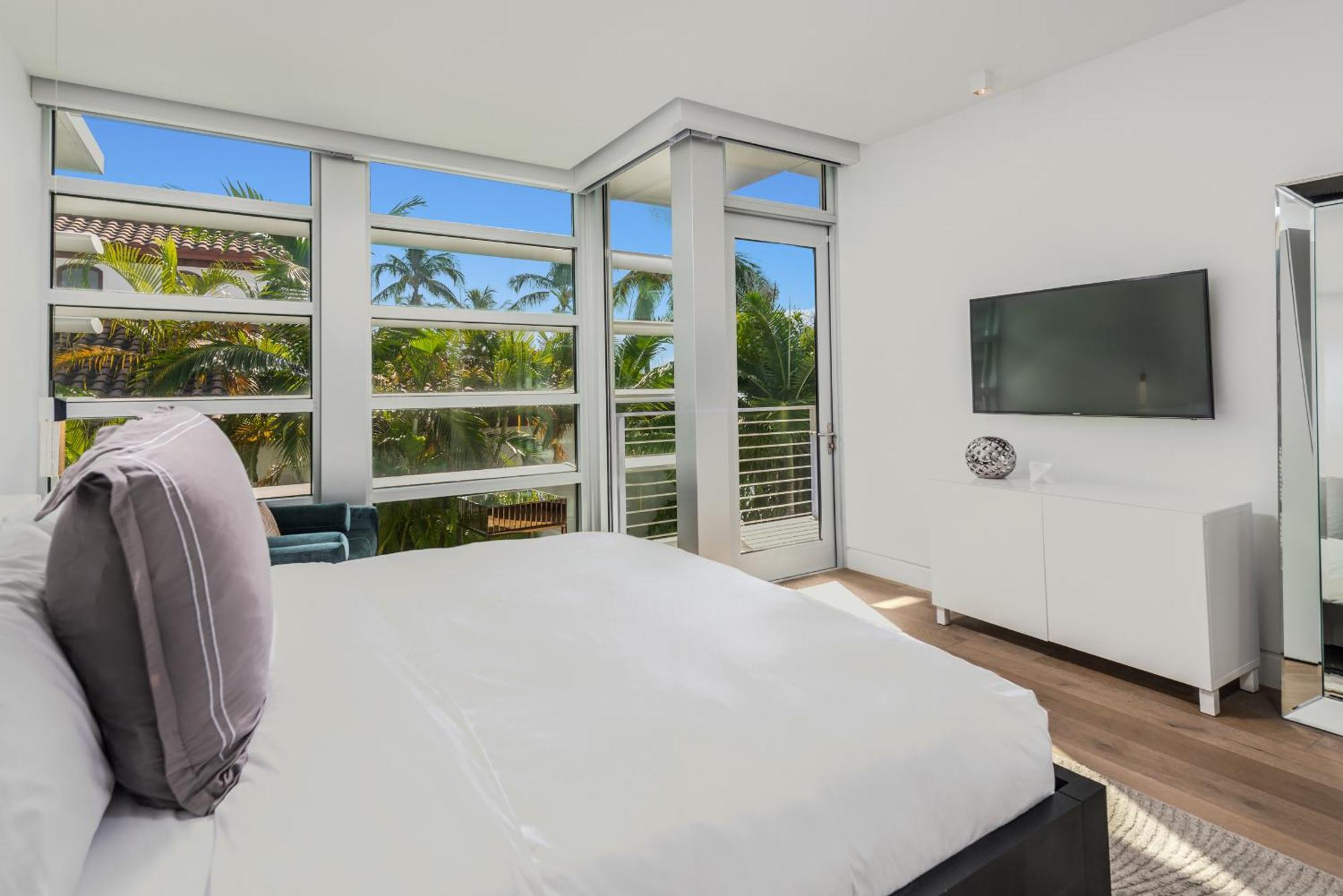 Indulge In Waterfront Elegance Your Ultra Luxury Estate Beckons! Villa *