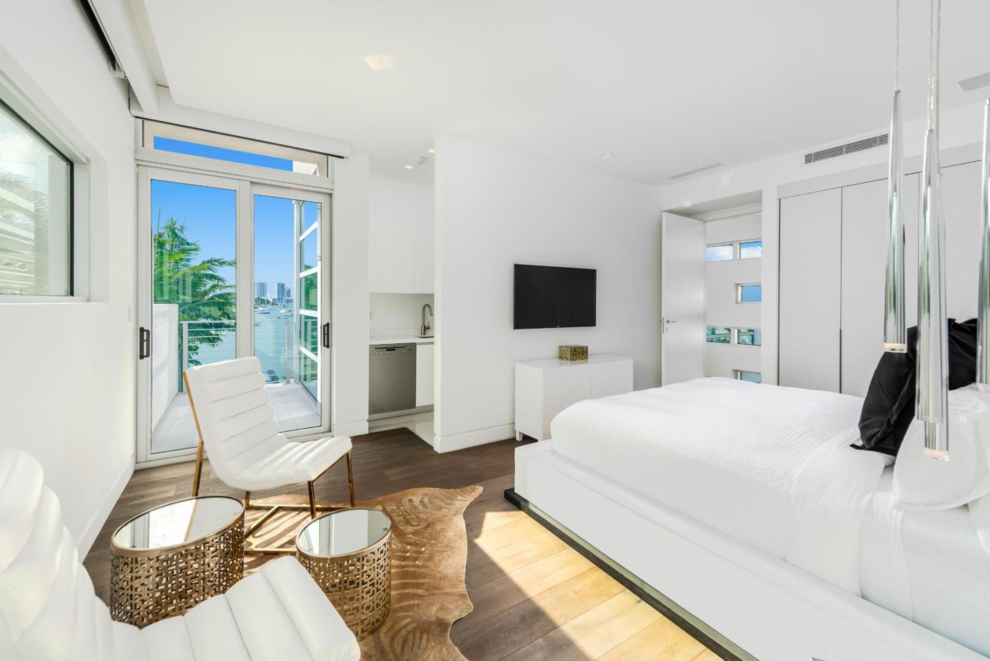Indulge In Waterfront Elegance Your Ultra Luxury Estate Beckons! Miami