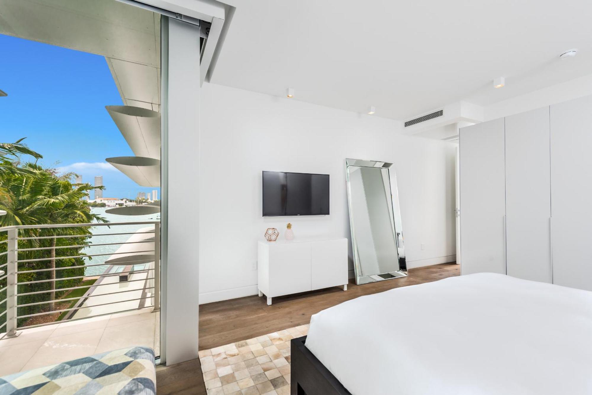 Indulge In Waterfront Elegance Your Ultra Luxury Estate Beckons! * Miami