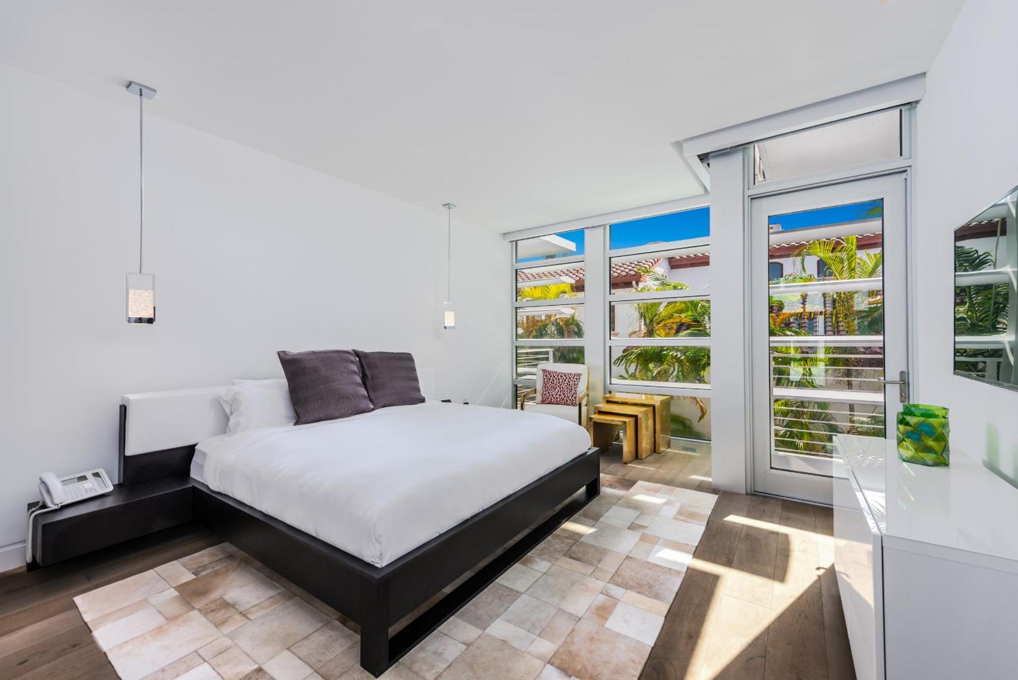 Indulge In Waterfront Elegance Your Ultra Luxury Estate Beckons! Villa