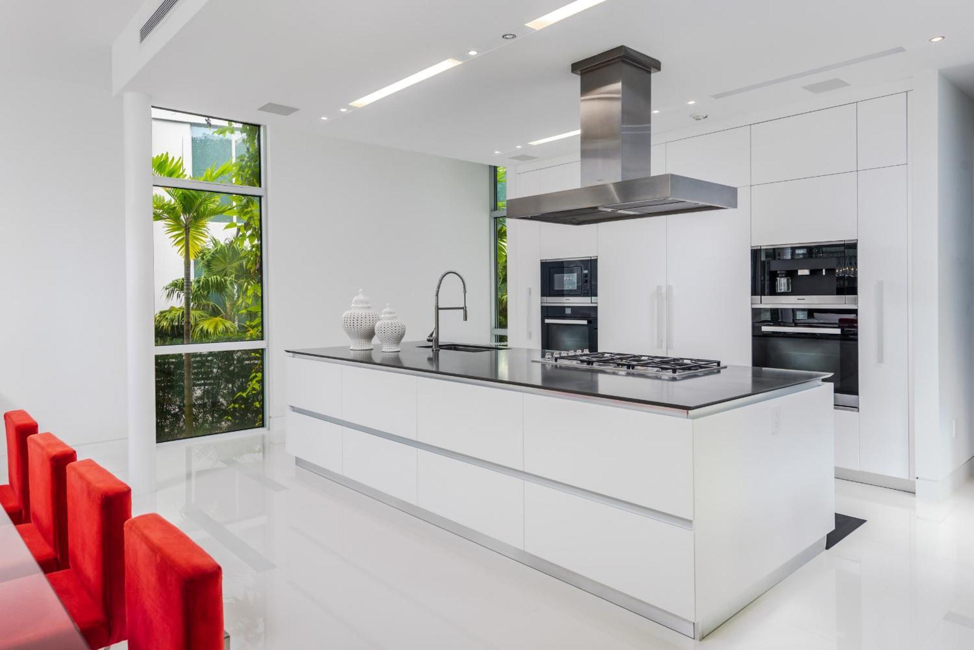 Indulge In Waterfront Elegance Your Ultra Luxury Estate Beckons! Villa *