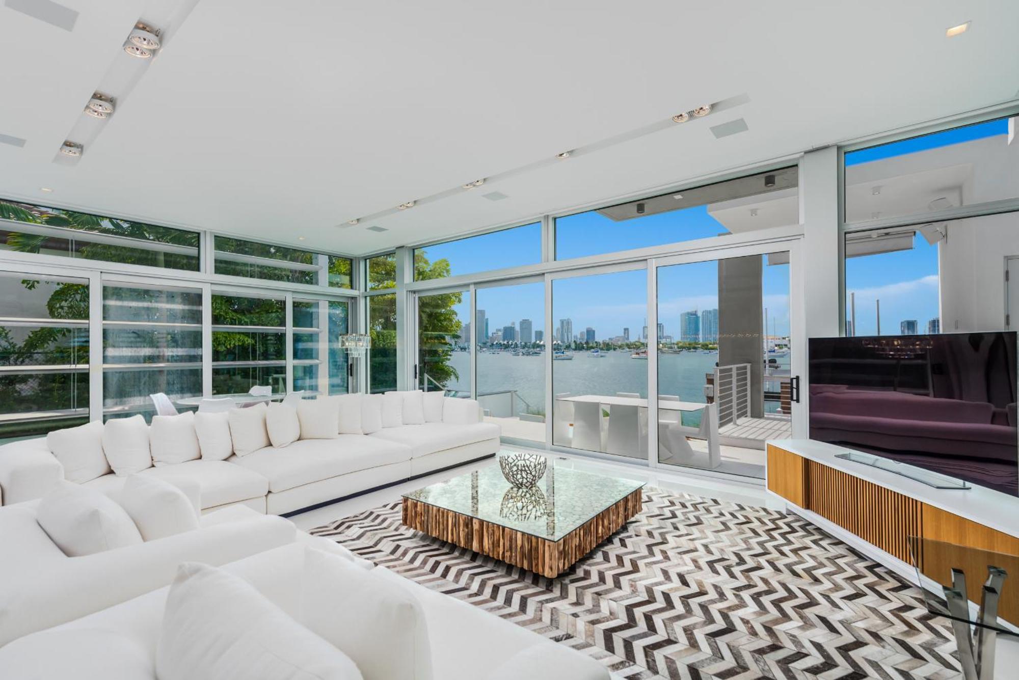Indulge In Waterfront Elegance Your Ultra Luxury Estate Beckons! *