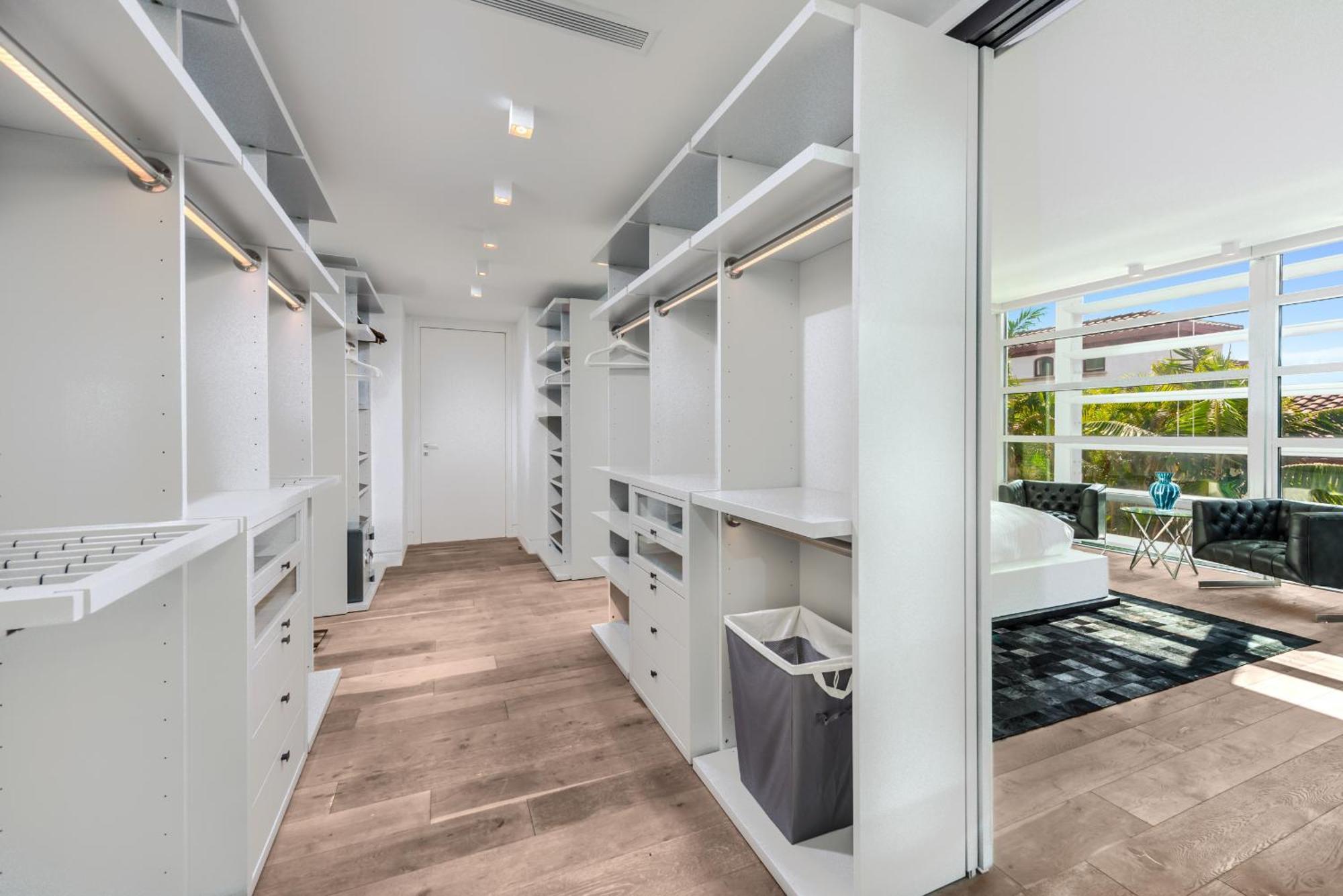 Indulge In Waterfront Elegance Your Ultra Luxury Estate Beckons!