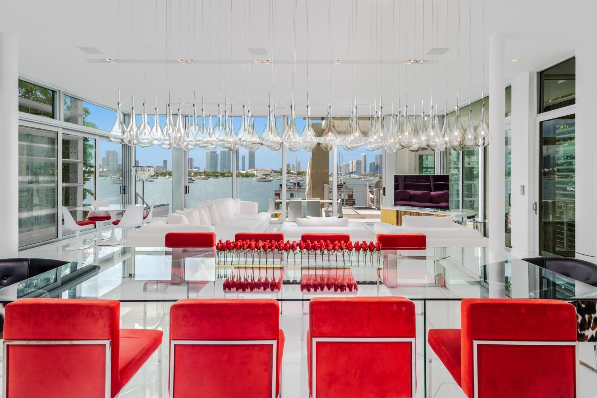 Villa Indulge In Waterfront Elegance Your Ultra Luxury Estate Beckons! Miami