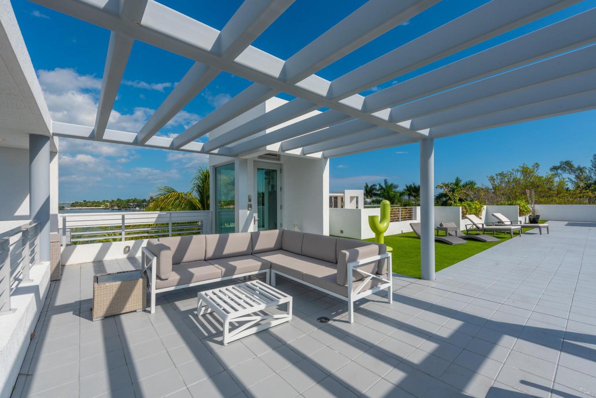 Indulge In Waterfront Elegance Your Ultra Luxury Estate Beckons! Miami