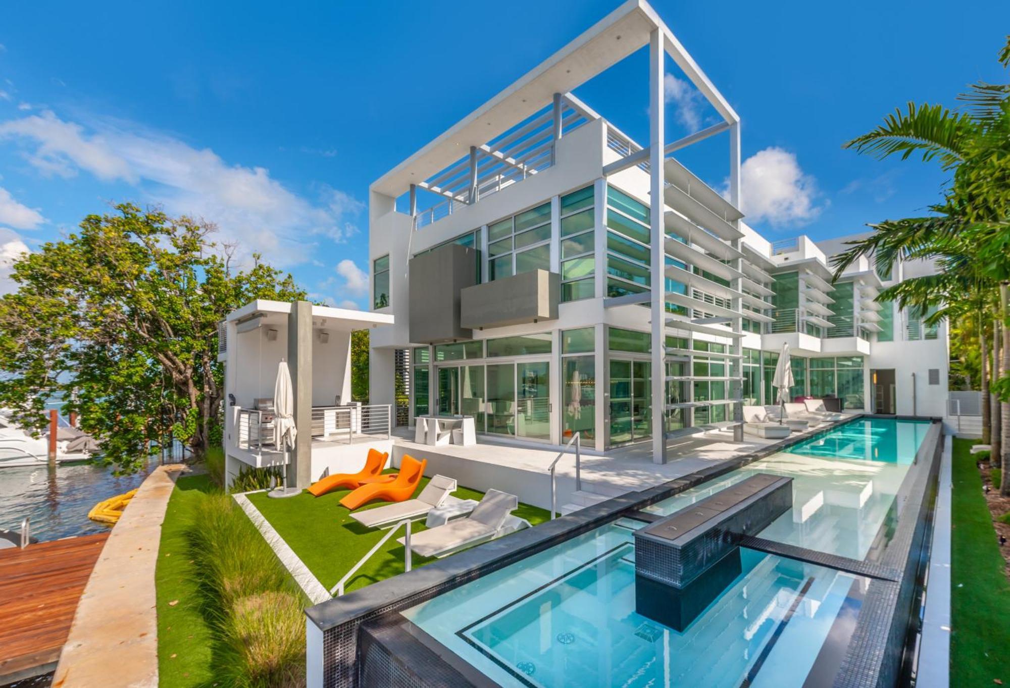 Indulge In Waterfront Elegance Your Ultra Luxury Estate Beckons! Villa *