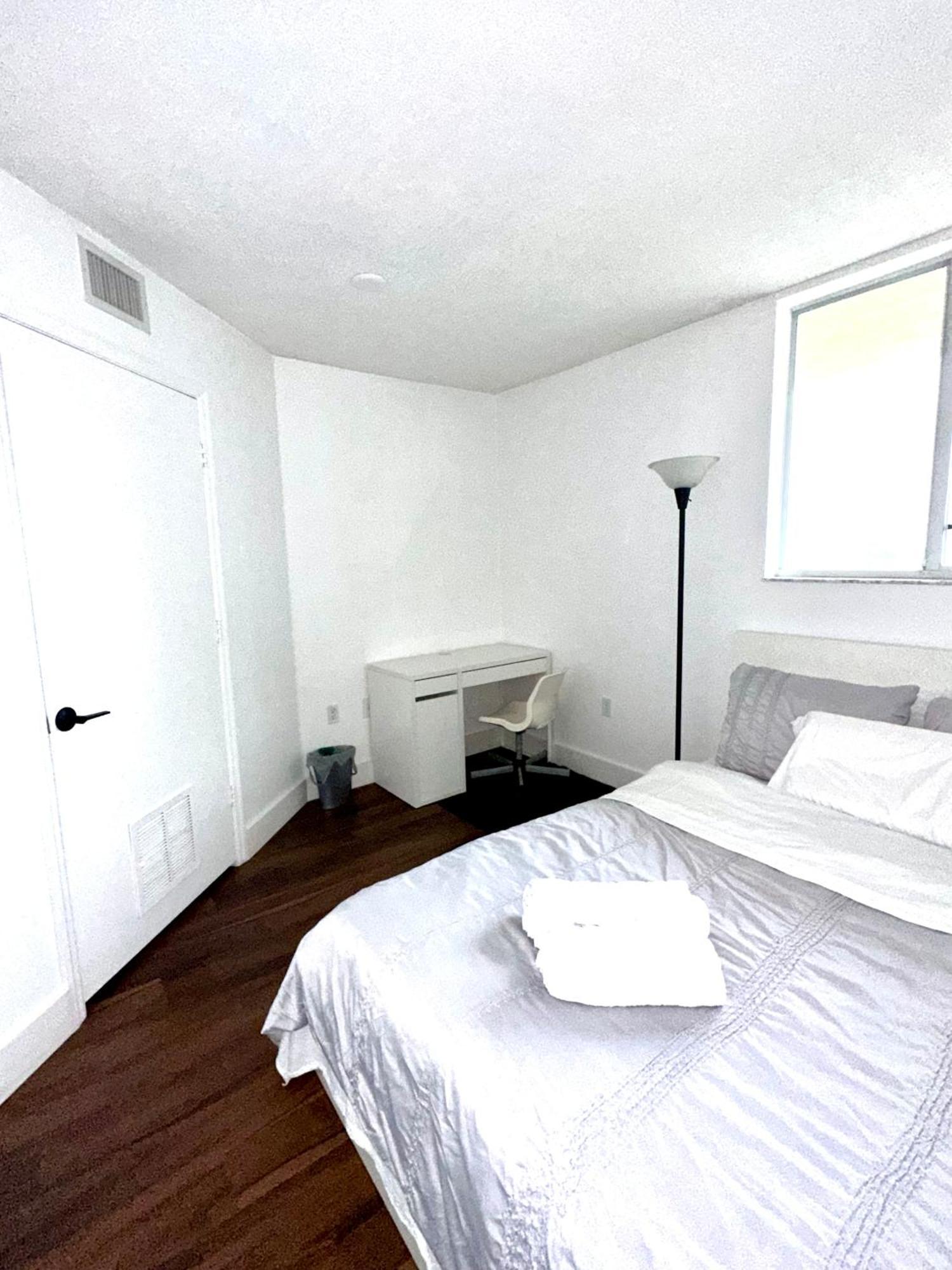 Private Bedroom 1 Block From Downtown * Miami