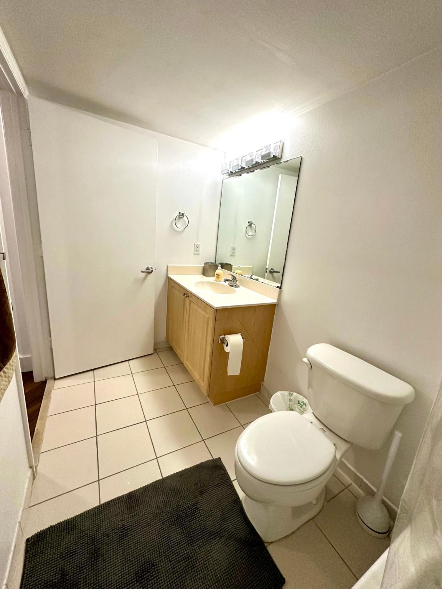 Private Bedroom 1 Block From Downtown