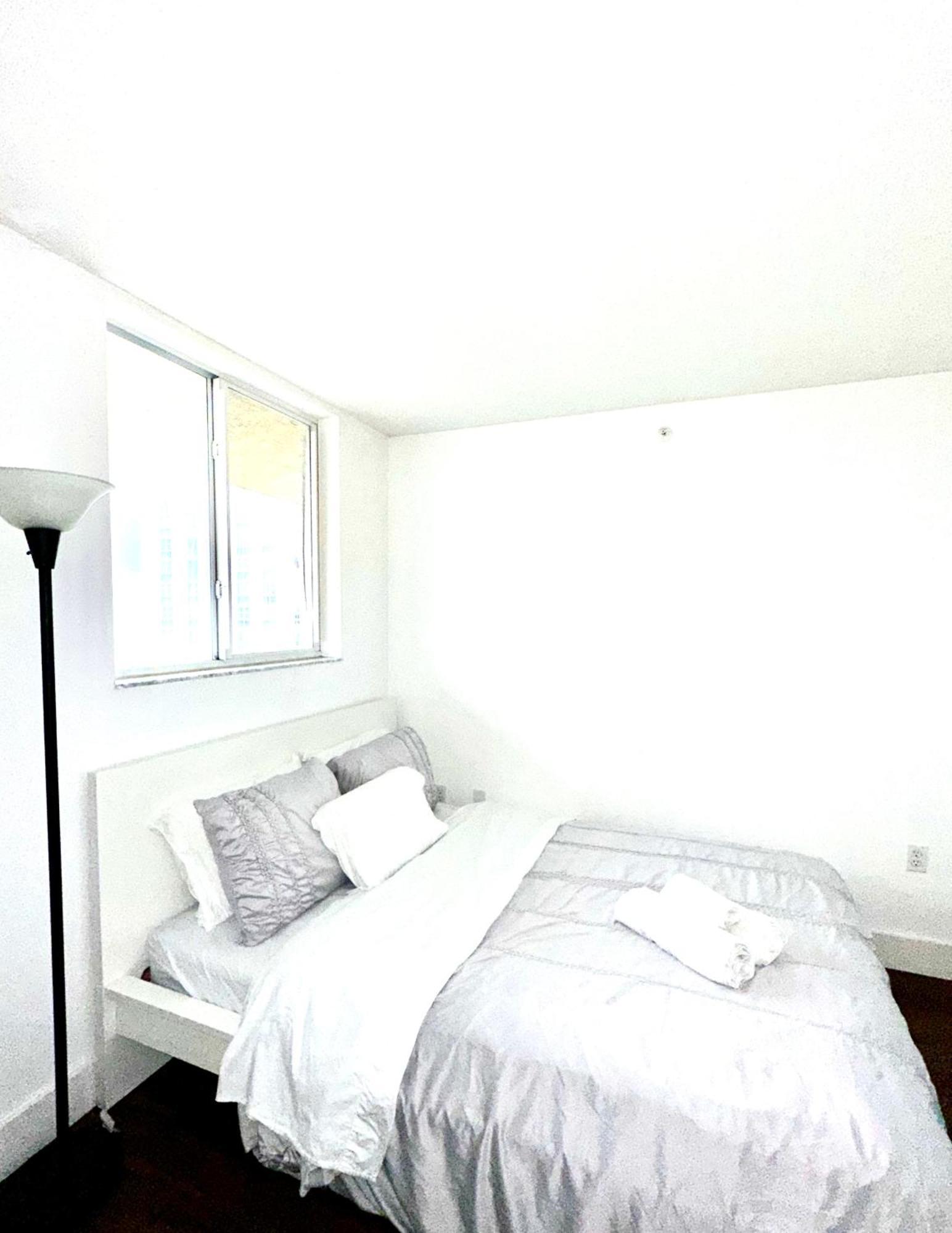 Private Bedroom 1 Block From Downtown Homestay *