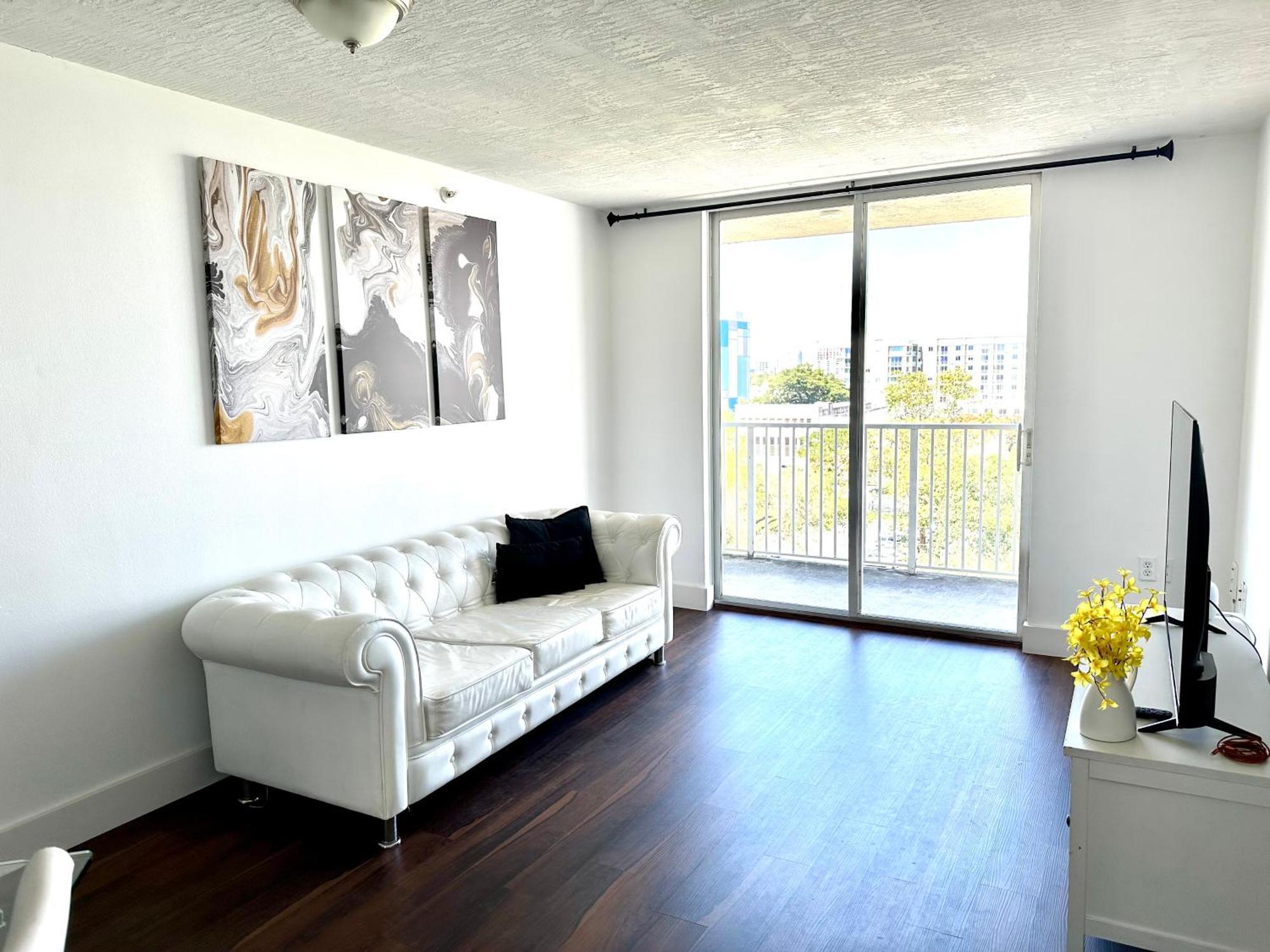 Homestay Private Bedroom 1 Block From Downtown Miami