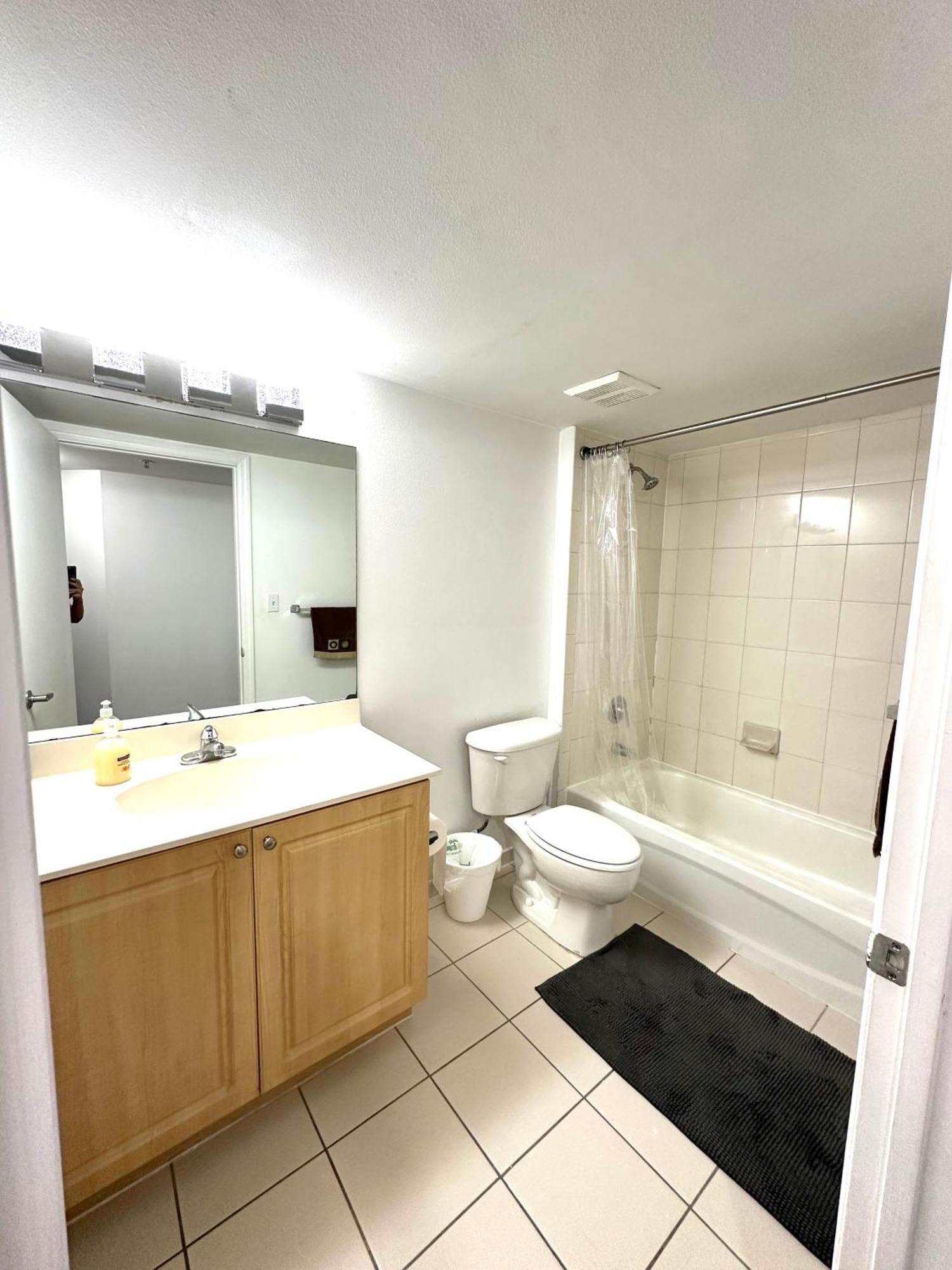 Homestay Private Bedroom 1 Block From Downtown *