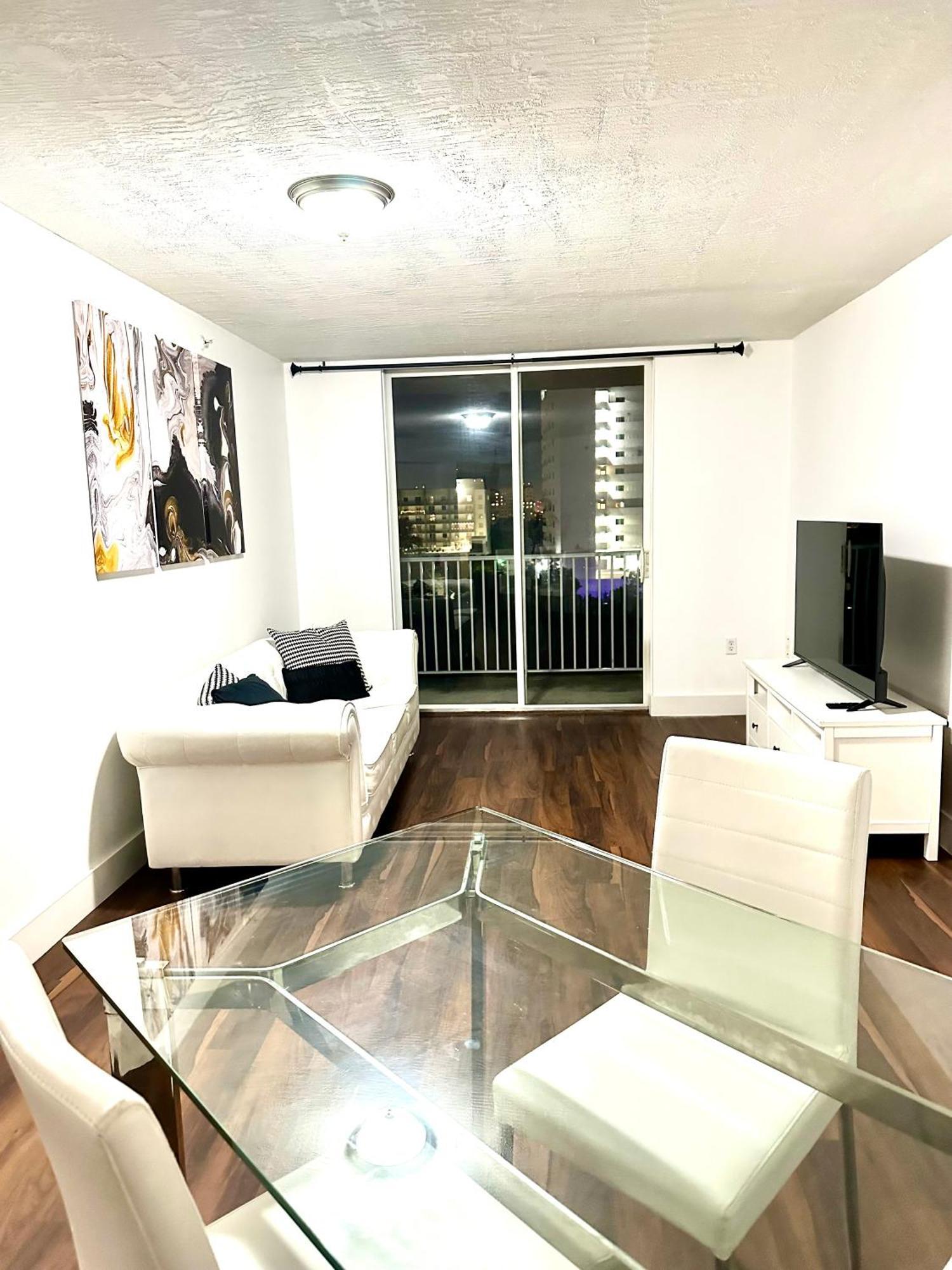 Private Bedroom 1 Block From Downtown Homestay