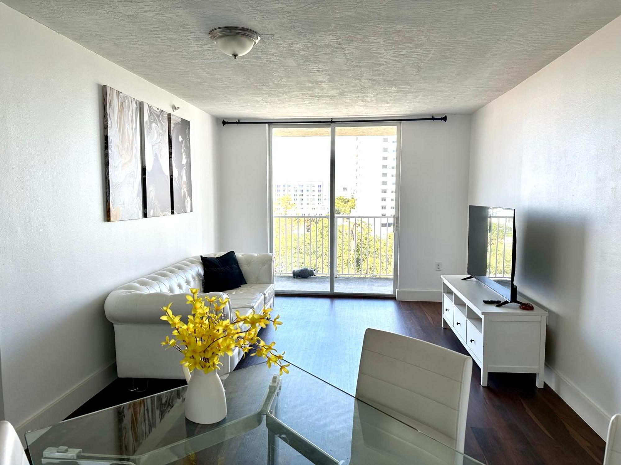 Private Bedroom 1 Block From Downtown Miami