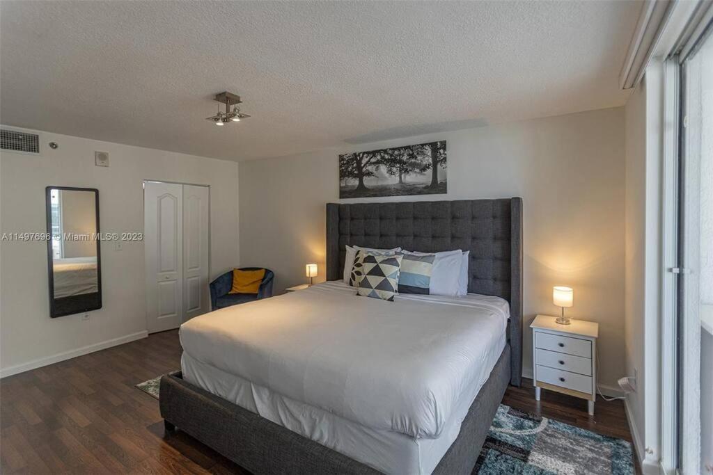Entire In Brickell Steps From Brickell Centre Apartment *