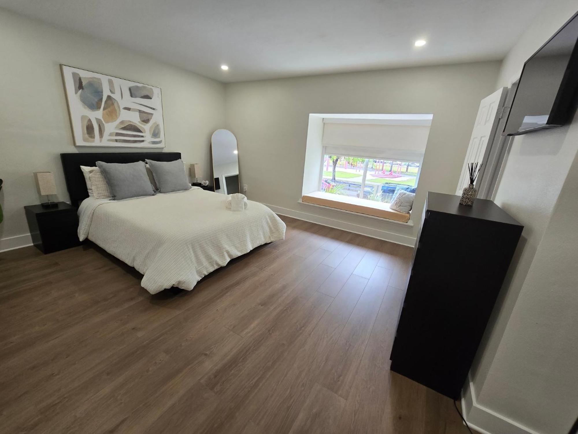 Luxurious & Spacious Townhouse In Prime Location