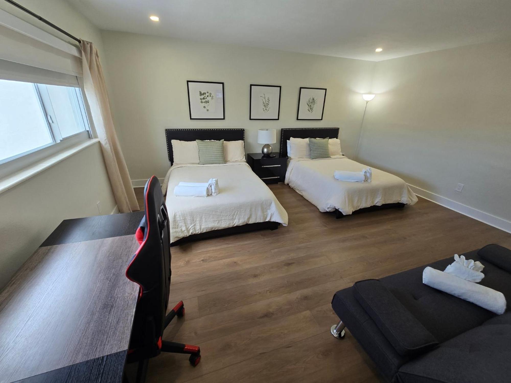 Luxurious & Spacious Townhouse In Prime Location