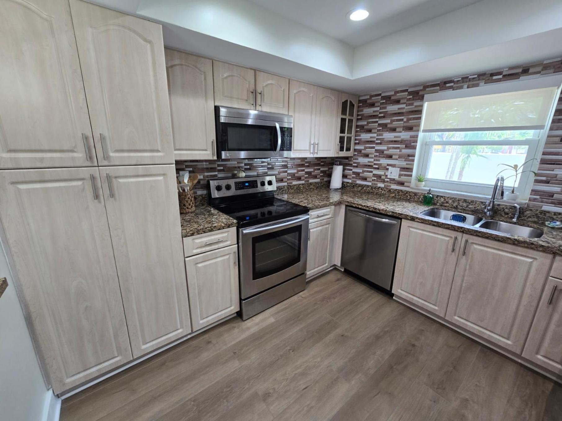 Apartment Luxurious & Spacious Townhouse In Prime Location *