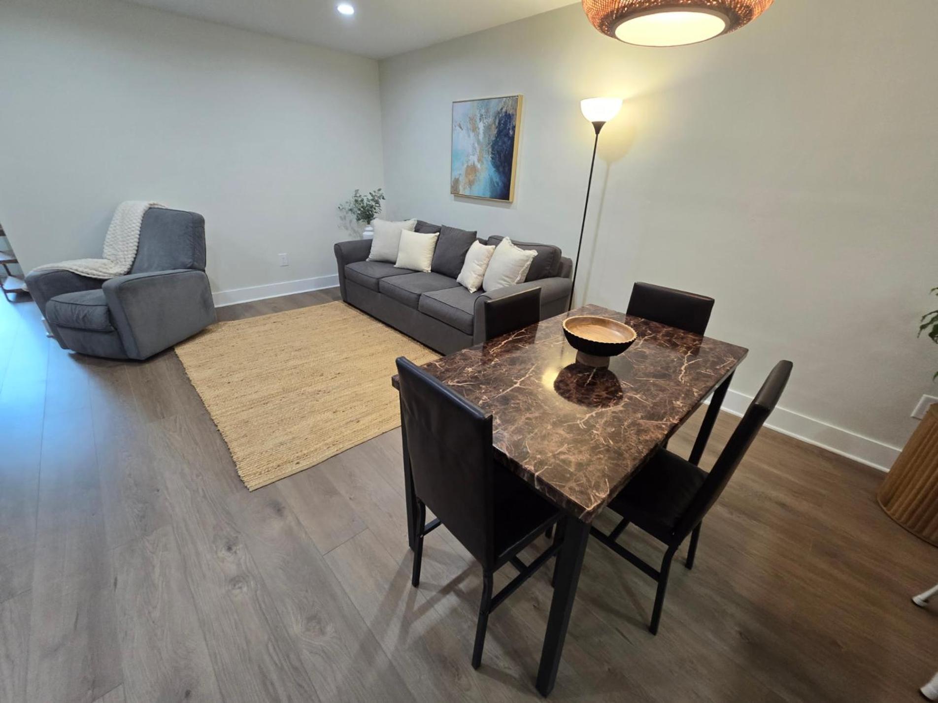 Apartment Luxurious & Spacious Townhouse In Prime Location *