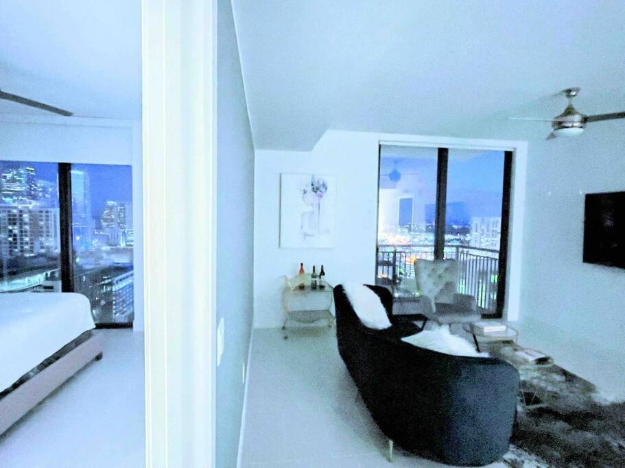 Apartment Heart Of Downtown, 3br-2 And Half Bathroom En-suites Luxe Pool! Miami