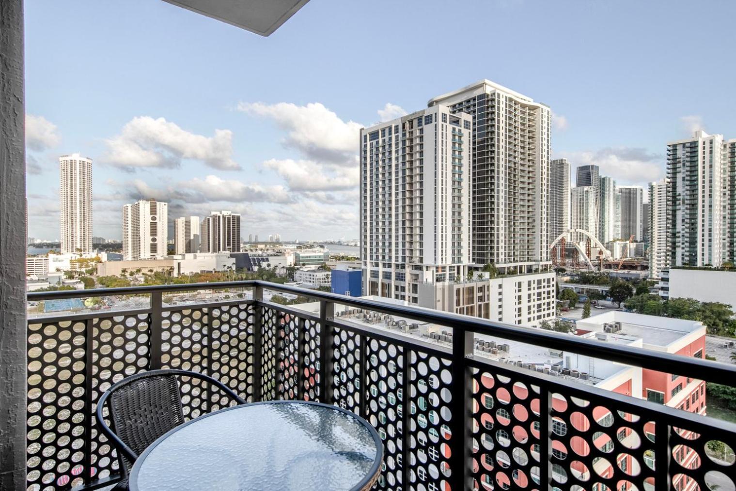 Blueground Wynwood Sauna Wd Roof Pool Mia-100