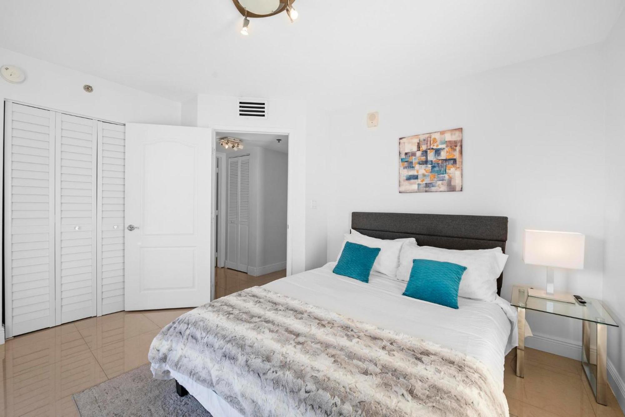 Bnb Hyperion - Luxe 3b W City & Ocean Views Holiday home *