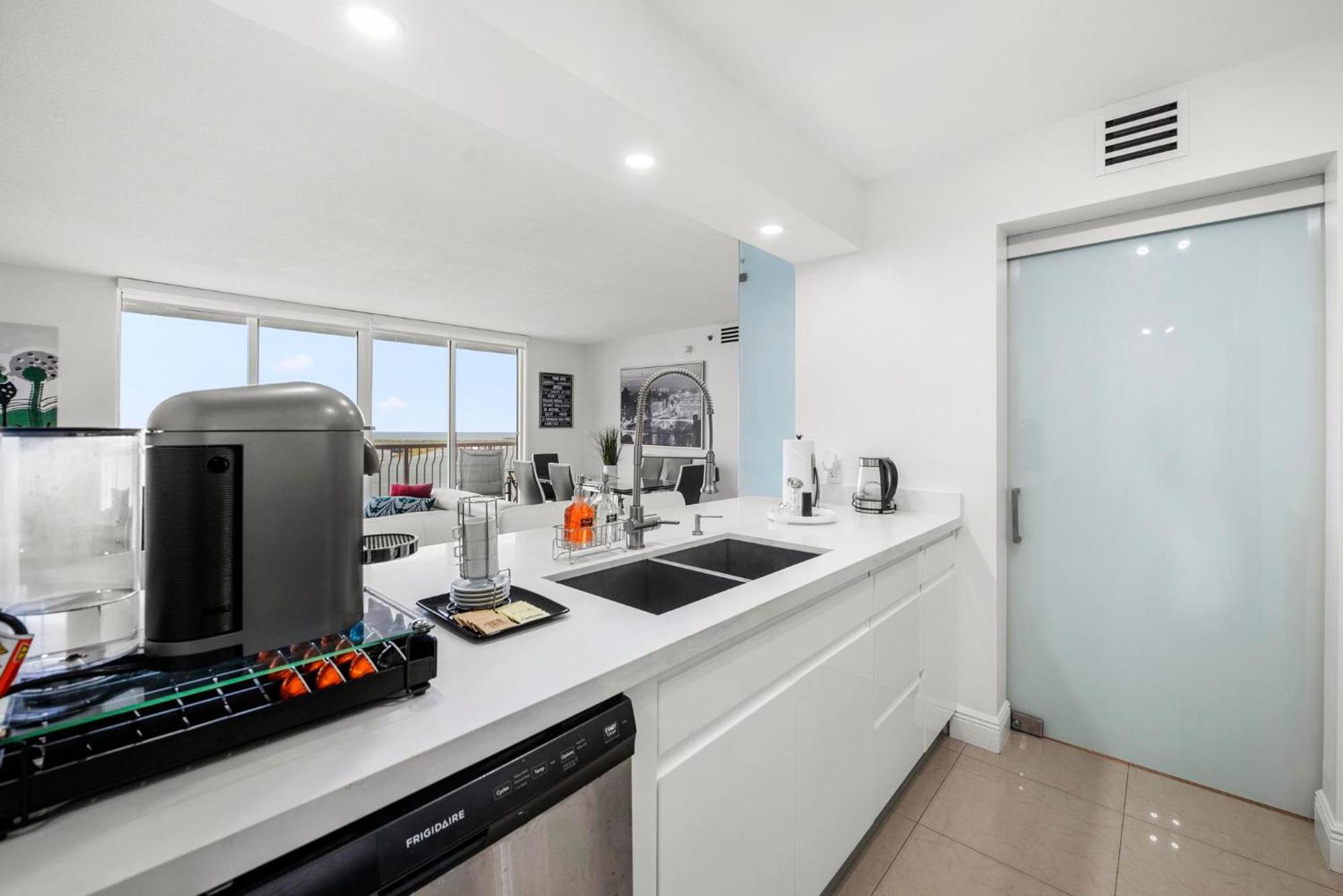 Bnb Hyperion - Luxe 3b W City & Ocean Views Holiday home Miami