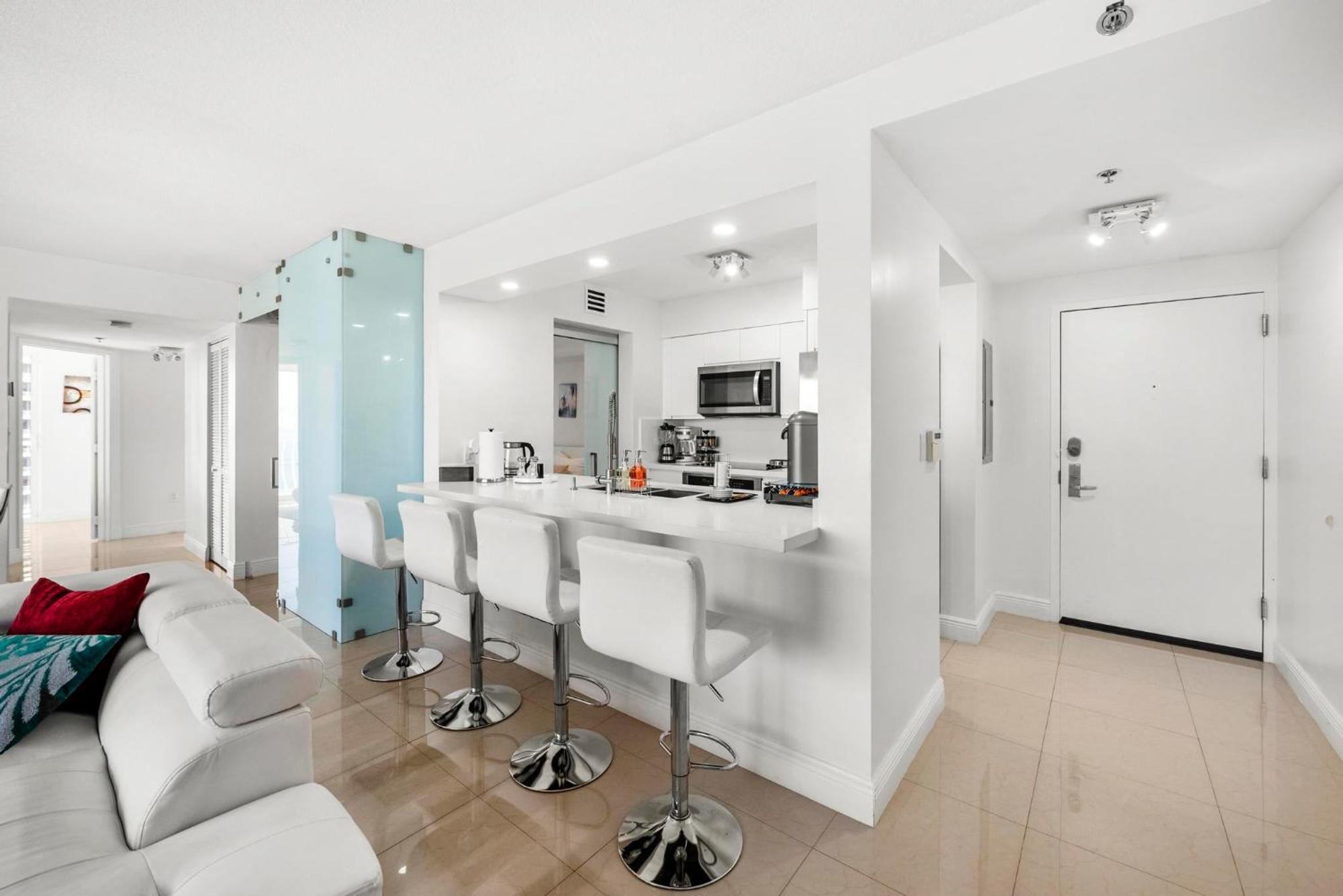 Bnb Hyperion - Luxe 3b W City & Ocean Views Holiday home *