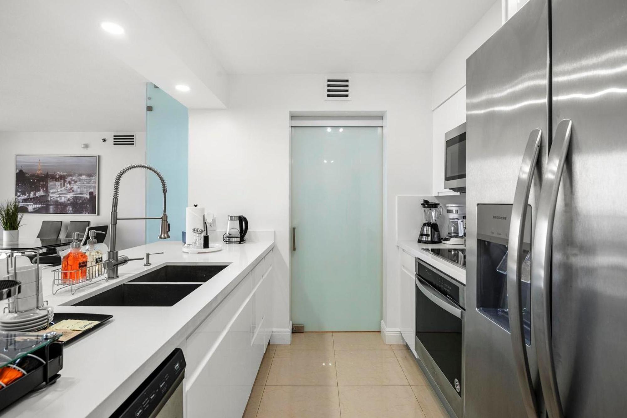 Bnb Hyperion - Luxe 3b W City & Ocean Views Holiday home Miami