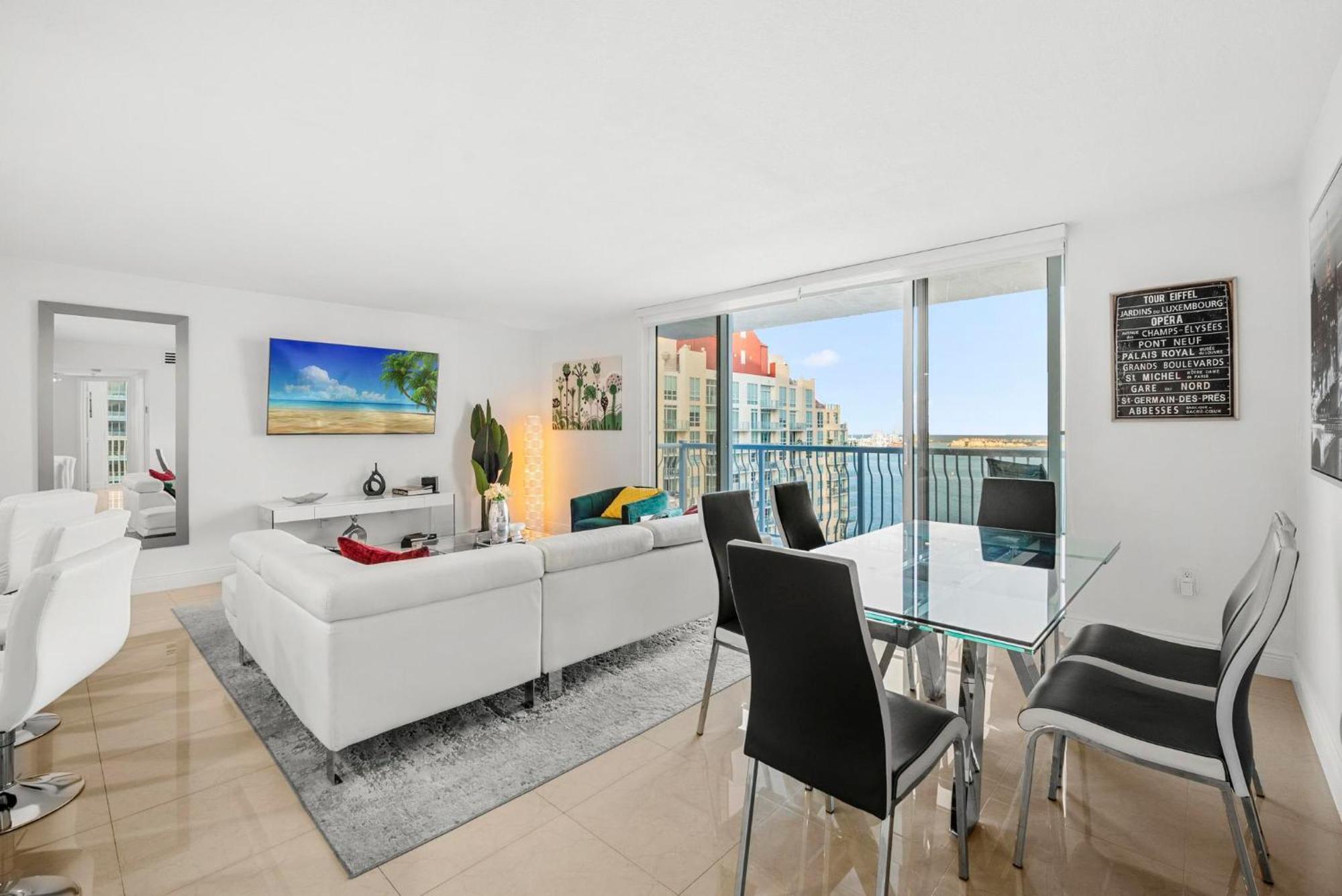 Bnb Hyperion - Luxe 3b W City & Ocean Views Holiday home *