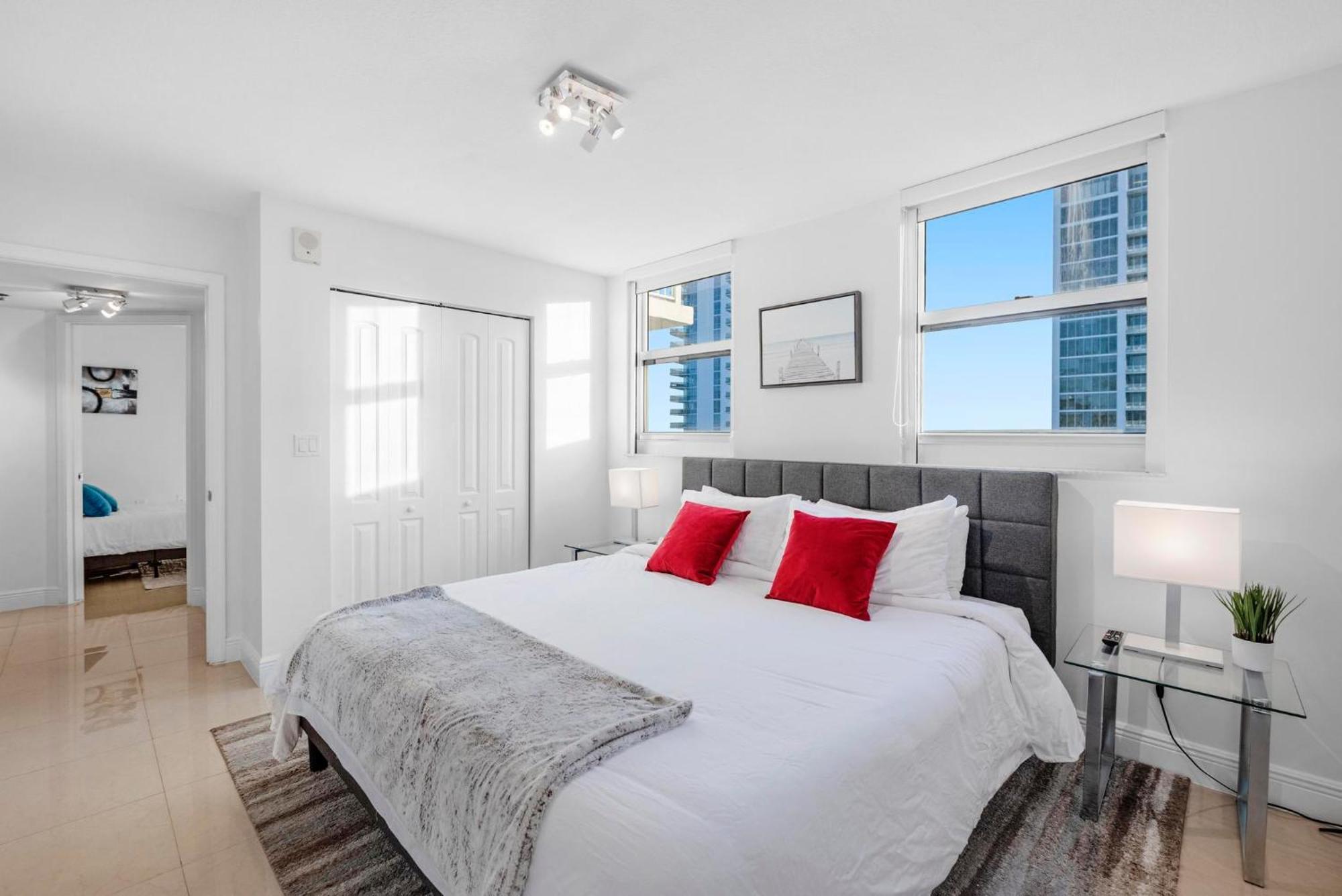 Bnb Hyperion - Luxe 3b W City & Ocean Views Holiday home Miami