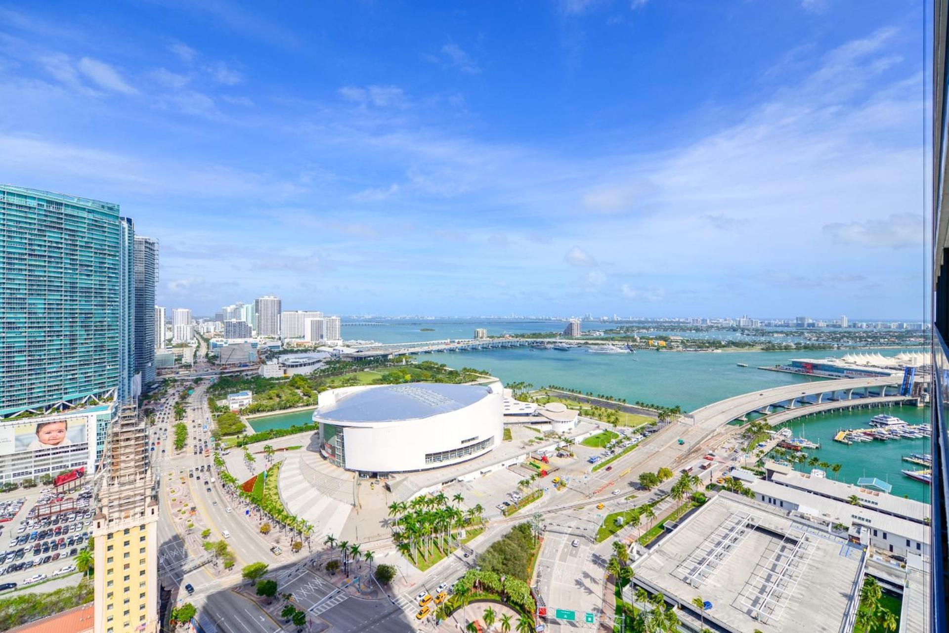 Luxury Studio Steps Away From Bayfront Park