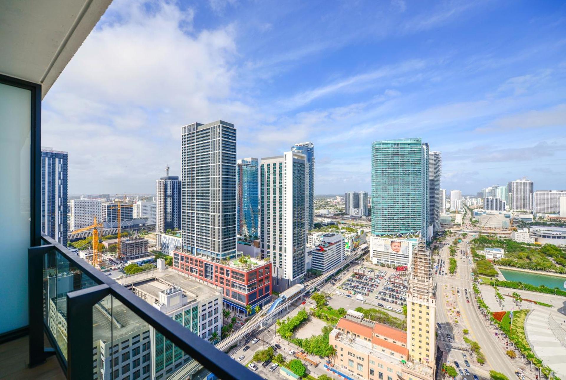 Luxury Studio Steps Away From Bayfront Park Apartment Miami
