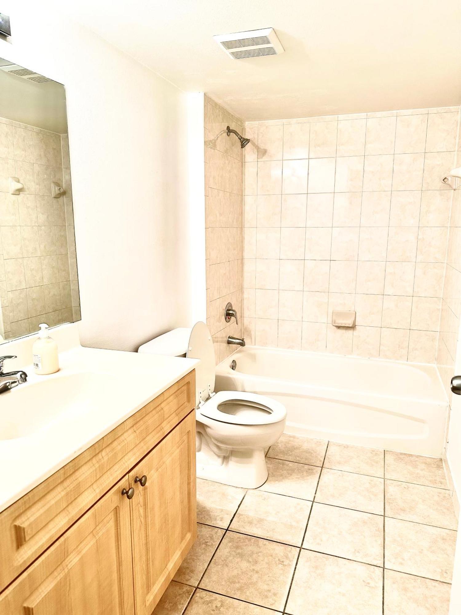 Private Bedroom 1 Block From Downtown Homestay