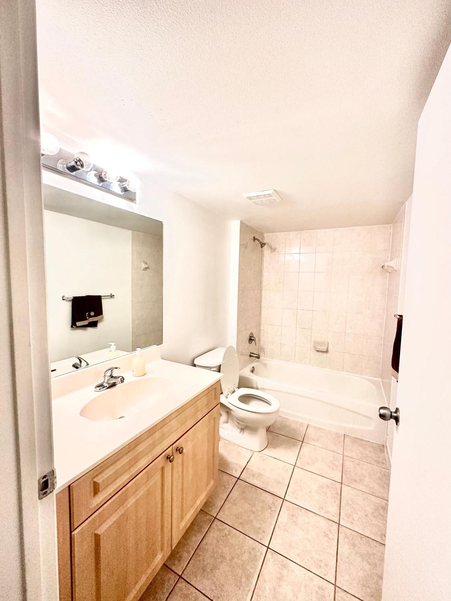 Private Bedroom 1 Block From Downtown *